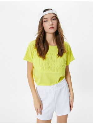 Koton Kolej Crop Tişört Rahat Kalıp Kabartma Baskılı Kısa Kollu Bisiklet Yaka Pamuklu