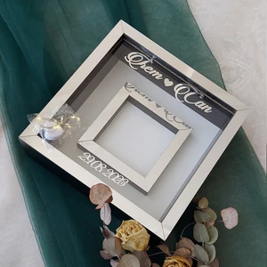 Verda Çerçeve 25X25 cm Fotoğraf Bölümlü Ledli Isimli Siyah-Gümüş Yarı Pleksi Kaplamalı Derin Anı Çerçevesi! Gül Kutusu!
