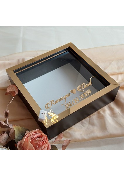 25X25 cm Ledli Isimli Siyah-Gold Yarı Pleksi Kaplamalı Derin Anı Çerçevesi! Gül Kutusu! fiyatları