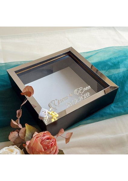 25X25 cm Ledli Isimli Siyah-Gümüş Yarı Pleksi Kaplamalı Derin Anı Çerçevesi! Gül Kutusu!