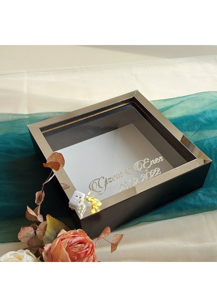 25X25 cm Ledli Isimli Siyah-Gümüş Yarı Pleksi Kaplamalı Derin Anı Çerçevesi! Gül Kutusu!