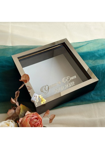 25X25 cm Ledli Isimli Siyah-Gümüş Yarı Pleksi Kaplamalı Derin Anı Çerçevesi! Gül Kutusu!