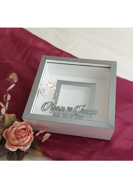 25X25 cm Fotoğraf Bölümlü Ledli Isimli Beyaz-Füme Yarı Pleksi Kaplamalı Derin Anı Çerçevesi! Gül Kutusu!