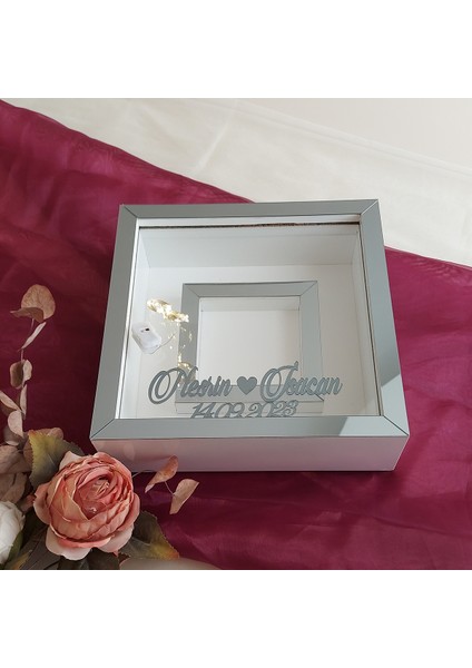25X25 cm Fotoğraf Bölümlü Ledli Isimli Beyaz-Füme Yarı Pleksi Kaplamalı Derin Anı Çerçevesi! Gül Kutusu! fiyatları
