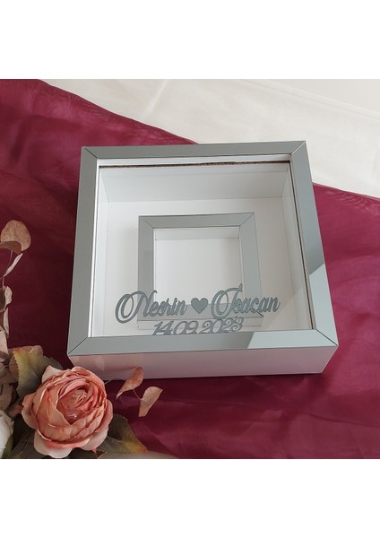 25X25 cm Fotoğraf Bölümlü Ledli Isimli Beyaz-Füme Yarı Pleksi Kaplamalı Derin Anı Çerçevesi! Gül Kutusu! fırsatları
