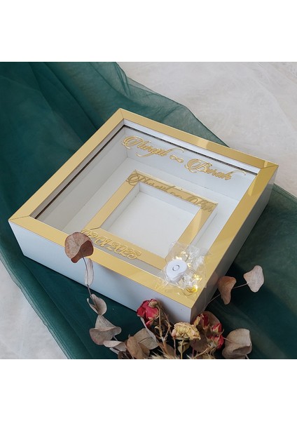 25X25 cm Fotoğraf Bölümlü Ledli Isimli Beyaz-Gold Yarı Pleksi Kaplamalı Derin Anı Çerçevesi! Gül Kutusu!