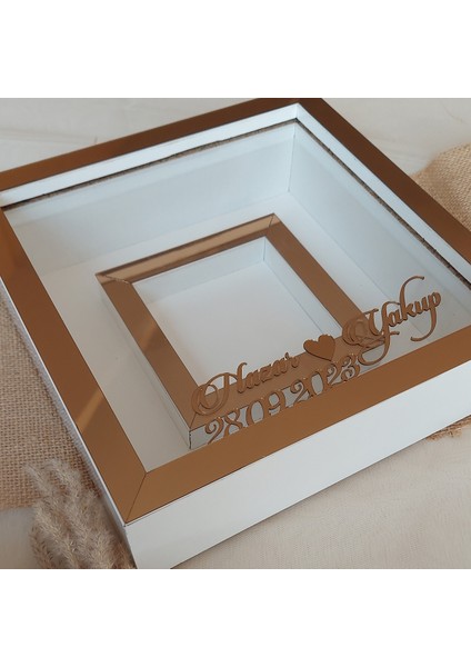 25X25 cm Fotoğraf Bölümlü Isimli Beyaz-Bronz Yarı Pleksi Kaplamalı Derin Anı Çerçevesi! Gül Kutusu! Ledsiz