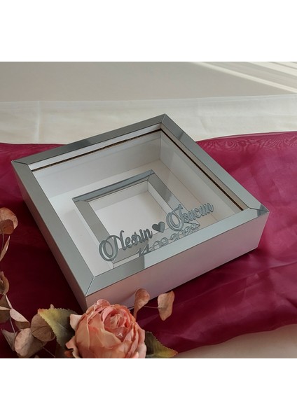 25X25 cm Fotoğraf Bölümlü Isimli Beyaz-Füme Yarı Pleksi Kaplamalı Derin Anı Çerçevesi! Gül Kutusu! Ledsiz fiyatları