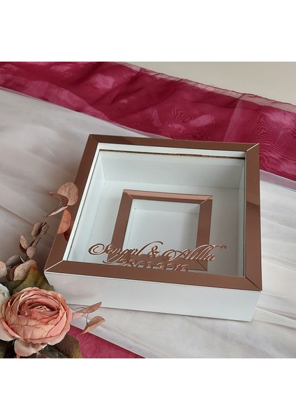 25X25 cm Fotoğraf Bölümlü Isimli Beyaz-Rose Yarı Pleksi Kaplamalı Derin Anı Çerçevesi! Gül Kutusu! Ledsiz fiyatları