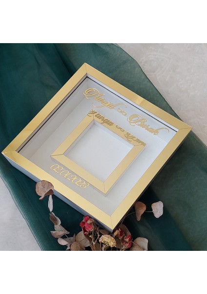 25X25 cm Fotoğraf Bölümlü Isimli Beyaz-Gold Yarı Pleksi Kaplamalı Derin Anı Çerçevesi! Gül Kutusu! Ledsiz fiyatları