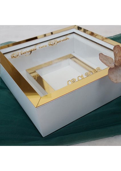 25X25 cm Fotoğraf Bölümlü Isimli Beyaz-Gold Yarı Pleksi Kaplamalı Derin Anı Çerçevesi! Gül Kutusu! Ledsiz modelleri