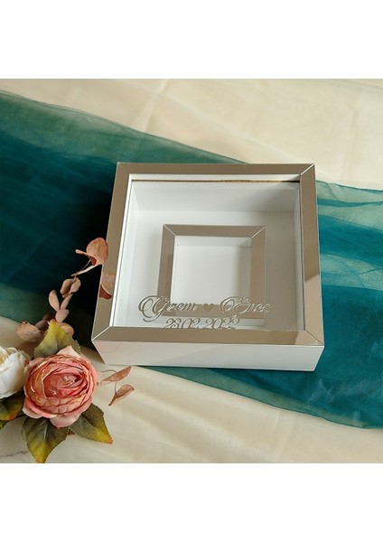 25X25 cm Fotoğraf Bölümlü Isimli Beyaz-Gümüş Yarı Pleksi Kaplamalı Derin Anı Çerçevesi! Gül Kutusu! Ledsiz