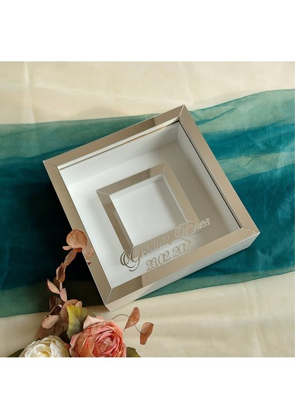 25X25 cm Fotoğraf Bölümlü Isimli Beyaz-Gümüş Yarı Pleksi Kaplamalı Derin Anı Çerçevesi! Gül Kutusu! Ledsiz fiyatları