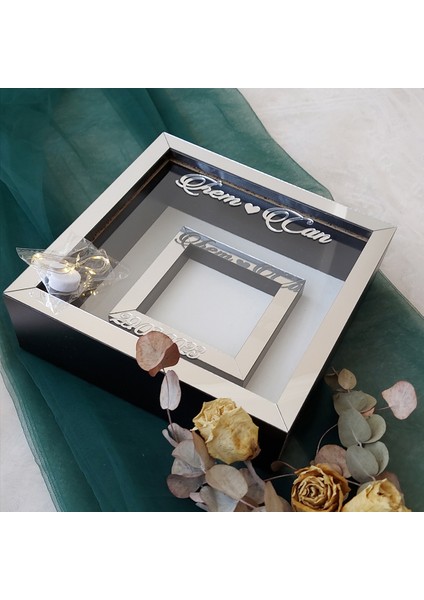 25X25 cm Fotoğraf Bölümlü Ledli Isimli Siyah-Gümüş Yarı Pleksi Kaplamalı Derin Anı Çerçevesi! Gül Kutusu! fiyatları