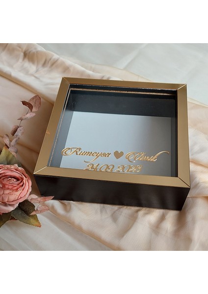 25X25 cm Fotoğraf Bölümlü Isimli Siyah-Gold Yarı Pleksi Kaplamalı Derin Anı Çerçevesi! Gül Kutusu! Ledsiz