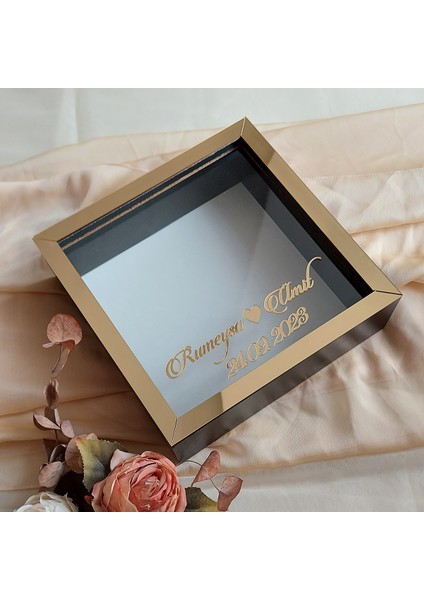 25X25 cm Fotoğraf Bölümlü Isimli Siyah-Gold Yarı Pleksi Kaplamalı Derin Anı Çerçevesi! Gül Kutusu! Ledsiz fiyatları