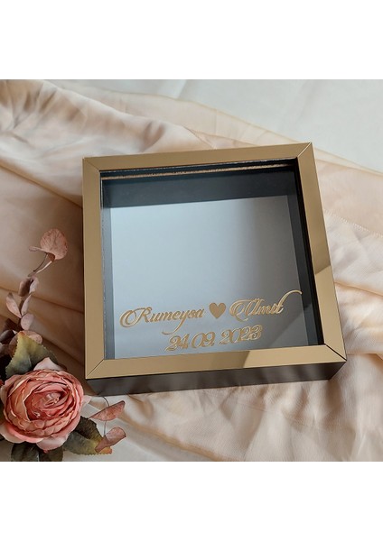 25X25 cm Fotoğraf Bölümlü Isimli Siyah-Gold Yarı Pleksi Kaplamalı Derin Anı Çerçevesi! Gül Kutusu! Ledsiz fırsatları
