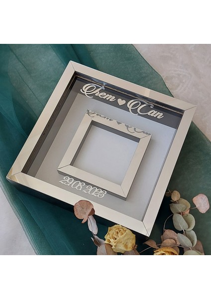25X25 cm Fotoğraf Bölümlü Isimli Siyah-Gümüş Yarı Pleksi Kaplamalı Derin Anı Çerçevesi! Gül Kutusu! Ledsiz