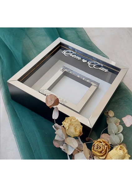 25X25 cm Fotoğraf Bölümlü Isimli Siyah-Gümüş Yarı Pleksi Kaplamalı Derin Anı Çerçevesi! Gül Kutusu! Ledsiz modelleri