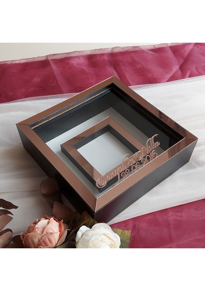 25X25 cm Fotoğraf Bölümlü Isimli Siyah-Rose Yarı Pleksi Kaplamalı Derin Anı Çerçevesi! Gül Kutusu! Ledsiz fiyatları