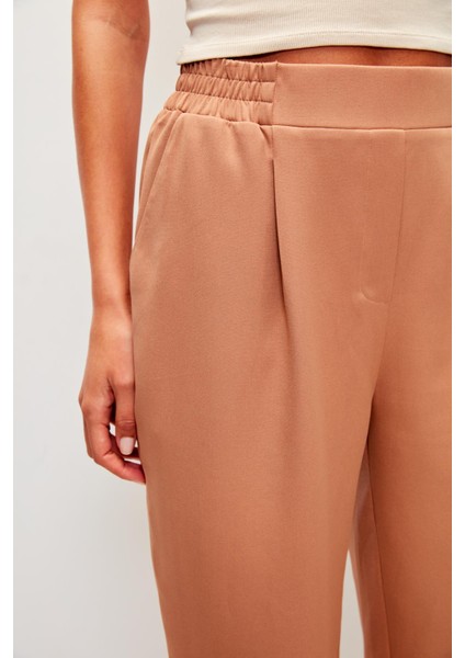 Düz Renk Beli Lastikli Klasik Pantolon-Camel