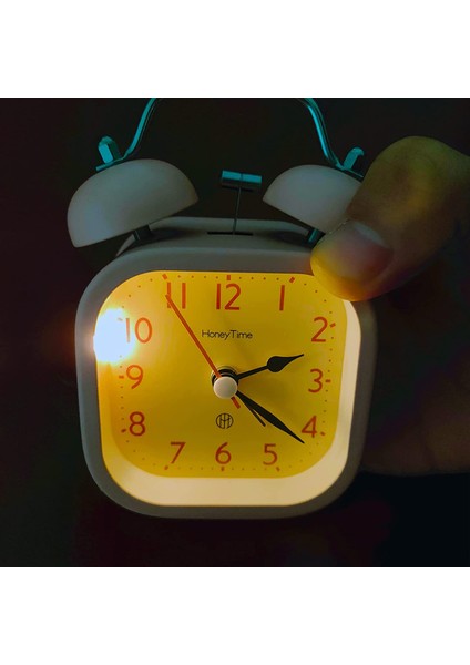 Justup Çocuklar Için Sessiz Çalar Saat Derin Uyuyanlar Için Yüksek Sesli Alarm Küçük Masa Saati Arkadan Aydınlatmalı Yatak Odası Oturma Odası Için --- Sarı (Yurt Dışından)