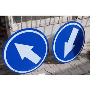 Mecburi Yön Trafik Levhası
