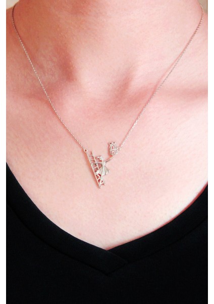 Kuş Kafesine Merdivenle Tırmanan Kız Motifli Gümüş Kolye fiyatları