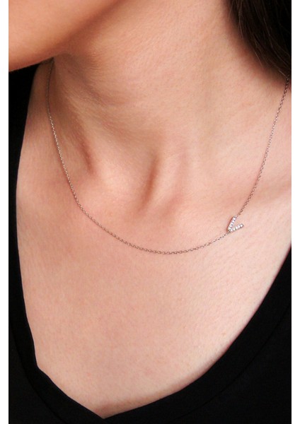 Gümüş V Harfi Kolye