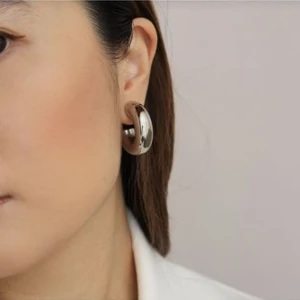 Gümüş Renkli Bombeli Çelik Halka Boru Model Küpe