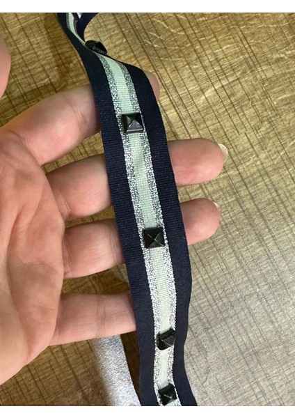 En 3 cm Zımbalı Siyah Taş Işleme Şerit Dikiş Aksesuarı 1 Metre