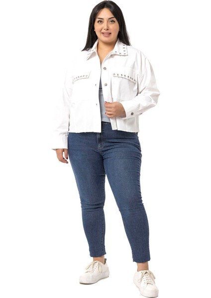 Büyük Beden Kapaklı Cepli Eteği Pis Dikişli Metal Aksesuarlı Beyaz Ceket