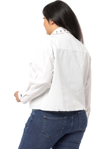 Büyük Beden Kapaklı Cepli Eteği Pis Dikişli Metal Aksesuarlı Beyaz Ceket modelleri