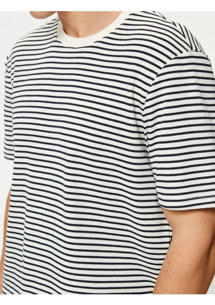 Basic Tişört Bisiklet Yaka Kısa Kollu Dokulu indirimleri