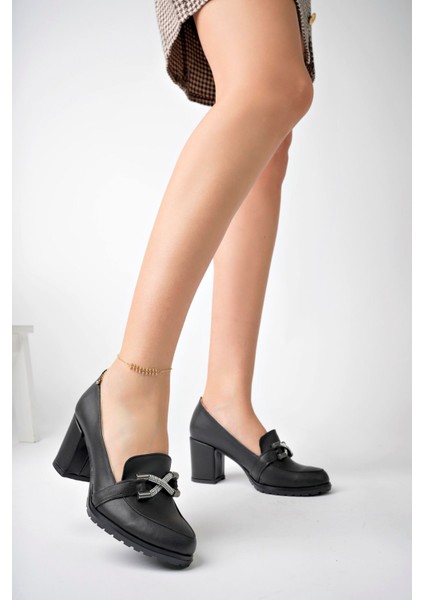 Önü Tokalı Siyah Cilt Kadın Ayakkabı