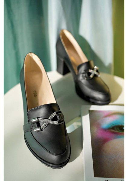Önü Tokalı Siyah Cilt Kadın Ayakkabı indirimleri