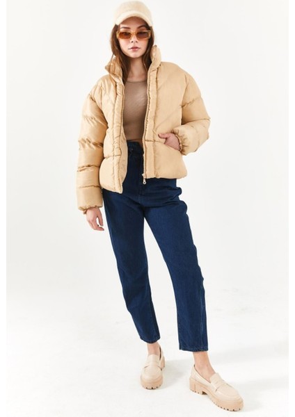 Kadın Bej Dik Yaka Gizli Cep Oversize Şişme Mont