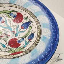 Aysun Hand Art Aysunhandart Kenarları Pompa Çamur Kabartma Merkezinde Karanfil ve Lale Motifli El Yapımı Seramik Tabak