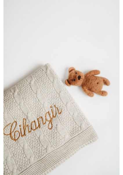 Bebek Battaniyesi Kişiye Özel Isimli Nakışlı Desenli Triko Bej Örgülü Bebek Hediyesi