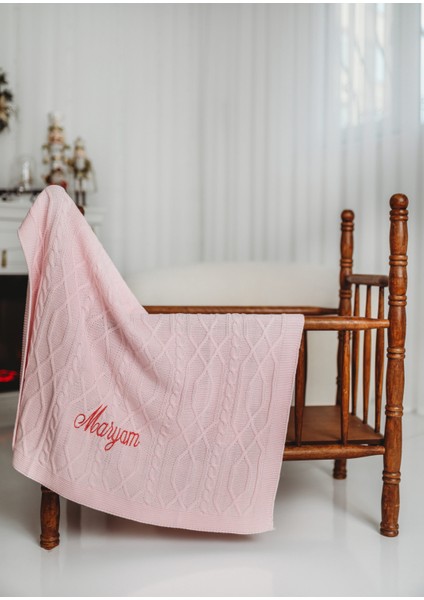 Bebek Battaniyesi Kişiye Özel Isimli Nakışlı Desenli Pembe Triko Örgülü Bebek Hediyesi