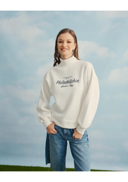 Kadın Ekru Baskılı Yarım Balıkçı Yaka Sweatshirt