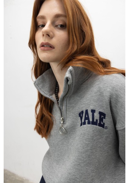 Şardonlu Yale Nakış Baskılı Crop Sweatshirt