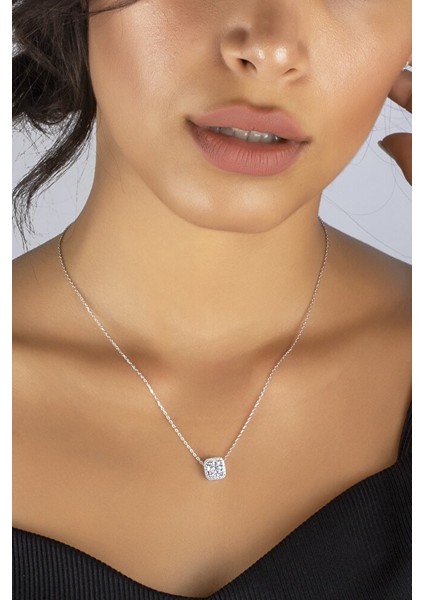 925 Ayar Swarovski Taşlı Kare Tasarım Tek Taş Rodyum Kaplamalı Gümüş Kolye