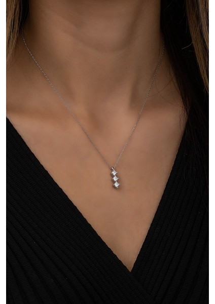 925 Ayar Swarovski Taşlı 3 Taş Tasarımlı Rodyum Kaplamalı Gümüş Kolye
