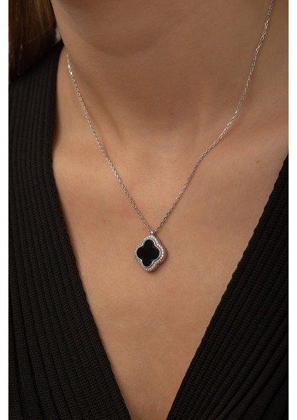 925 Ayar Rodyum Kaplamalı Beyaz Taşlı ve Siyah Sedef Taşlı Yonca Çiçek Gümüş Kolye