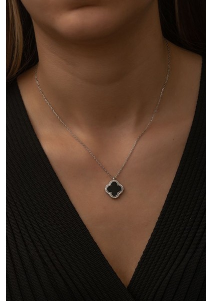 925 Ayar Rodyum Kaplamalı Beyaz Taşlı ve Siyah Sedef Taşlı Yonca Çiçek Gümüş Kolye fiyatları