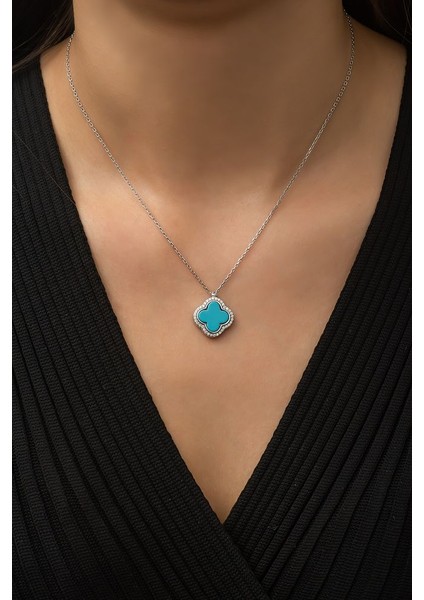 925 Ayar Rodyum Kaplamalı Beyaz Taşlı ve Siyah Sedef Taşlı Yonca Çiçek Gümüş Kolye fırsatları