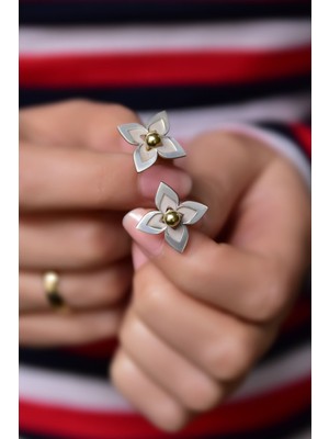 Sinsirella 925 Ayar Gümüş Rodyum-Kaplama Lilyum Çiçeği Çivili Küpe