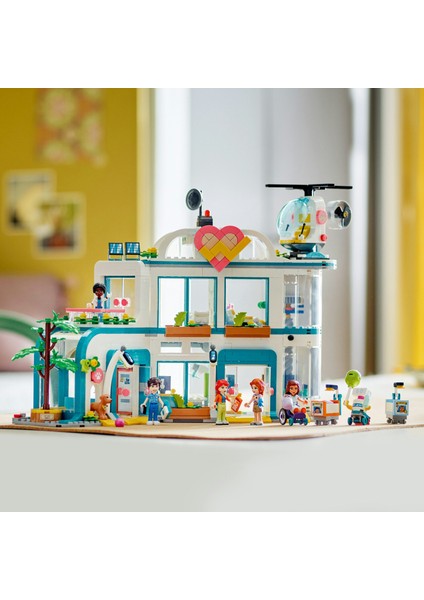 ® Friends Heartlake City Hastanesi 42621 - 7 Yaş & Üzeri Çocuklar için Yaratıcı Oyuncak Yapım Seti (1045 Parça)