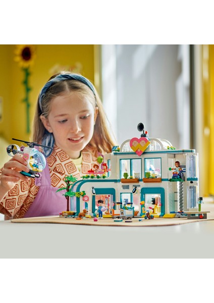 ® Friends Heartlake City Hastanesi 42621 - 7 Yaş & Üzeri Çocuklar için Yaratıcı Oyuncak Yapım Seti (1045 Parça)